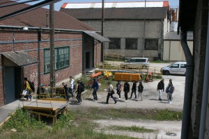 Groupe d'étudiants en visite à la clouterie Rivierre