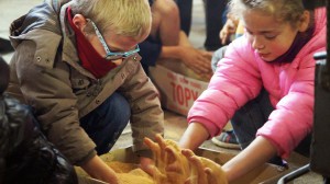 Nettoyage des clous à la sciure - visite ludique pour les enfants (photo Oise Tourisme)